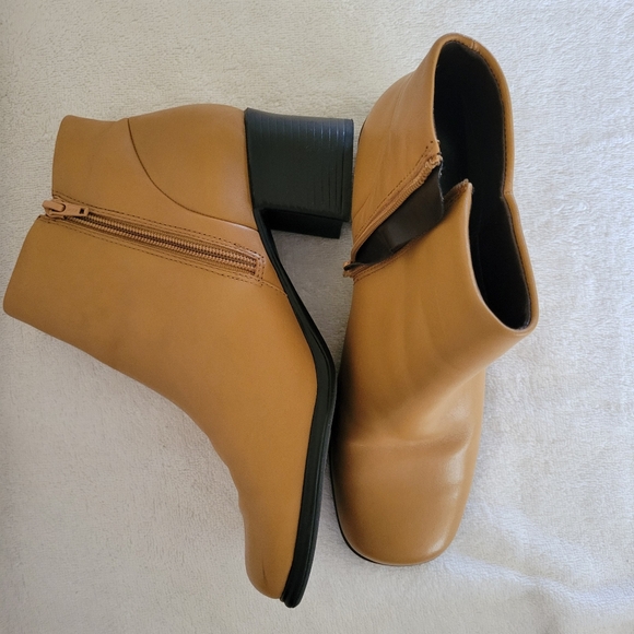 White Mt tan Fairchild ankle zipper boot, new never worn, size 8 1/2 medium - Picture 3 of 7